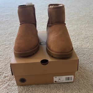 UGG NWT Womens Tan Suede Boots